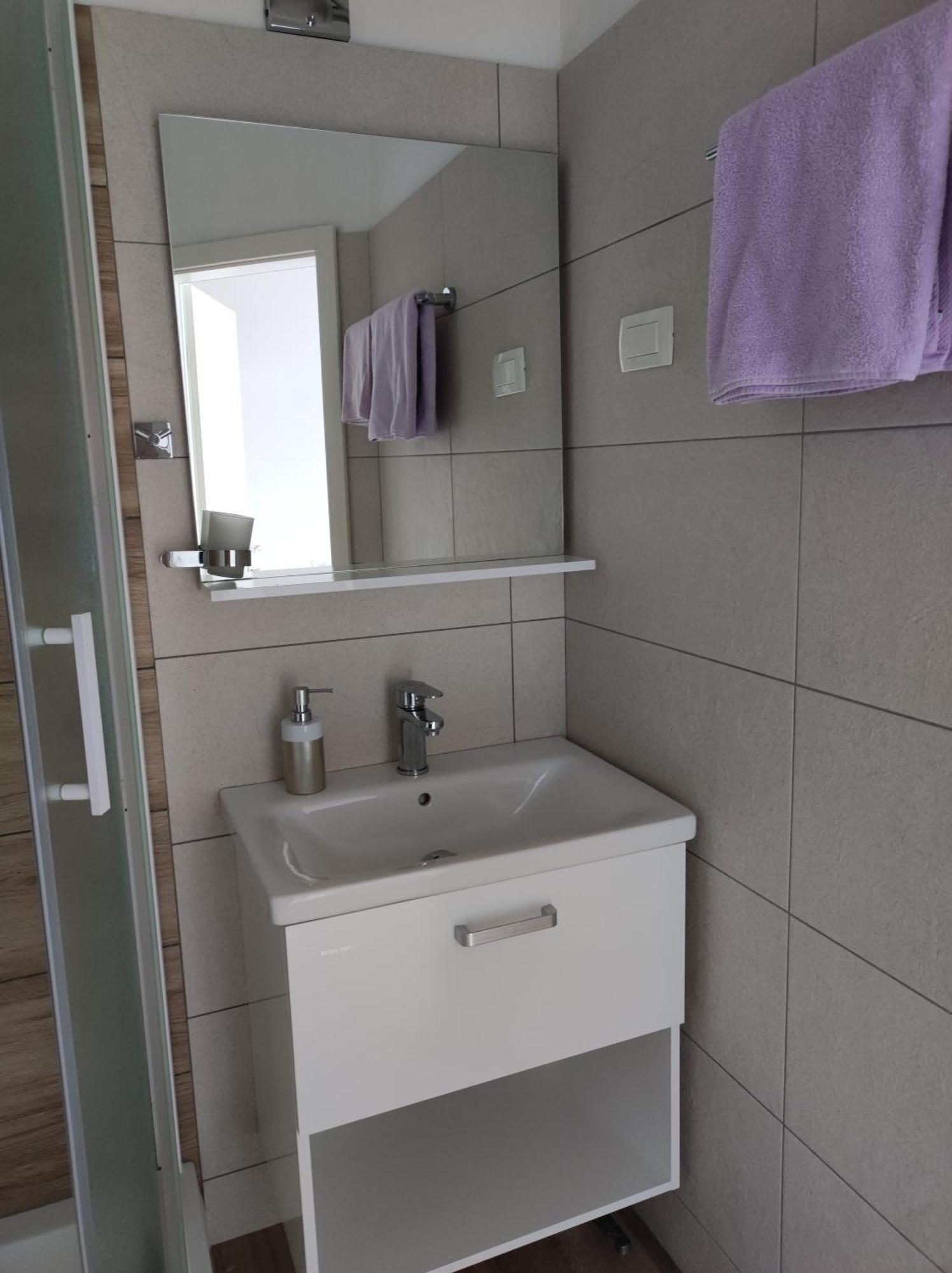 Apartments Krstulja Baska  Bilik gambar