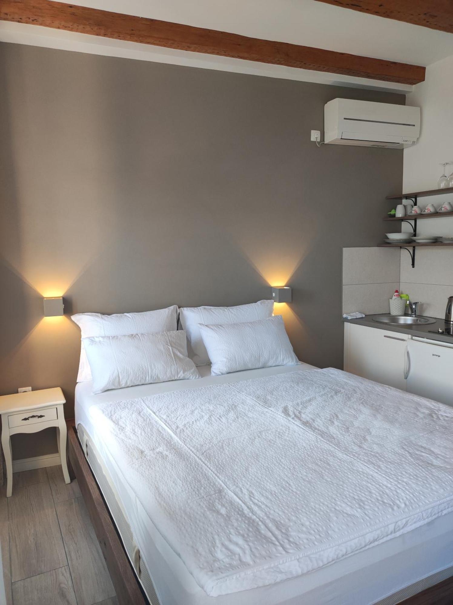 Apartments Krstulja Baska  Bilik gambar
