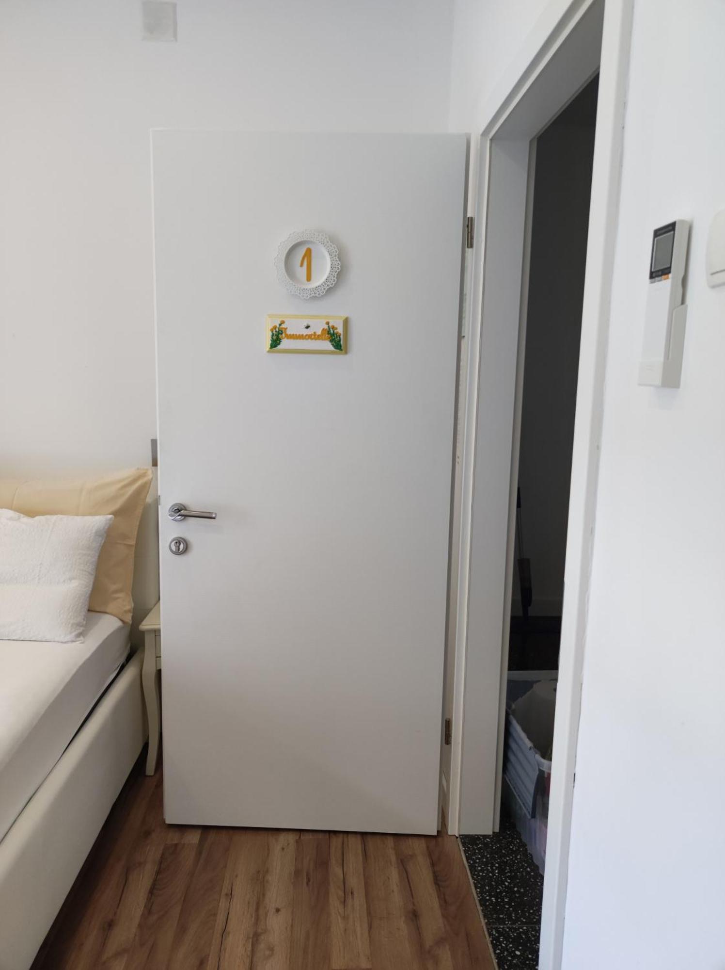 Apartments Krstulja Baska  Bilik gambar