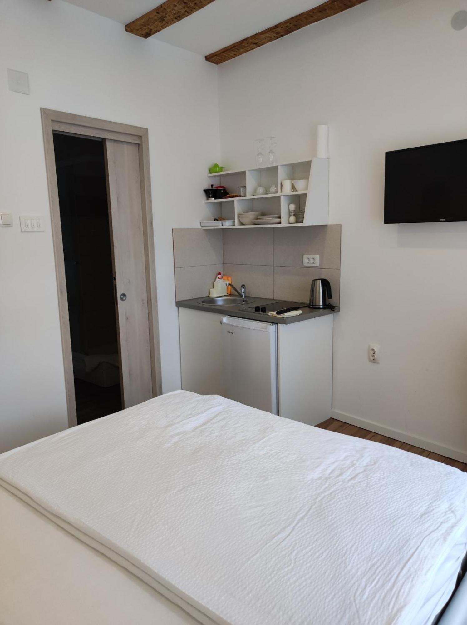 Apartments Krstulja Baska  Bilik gambar